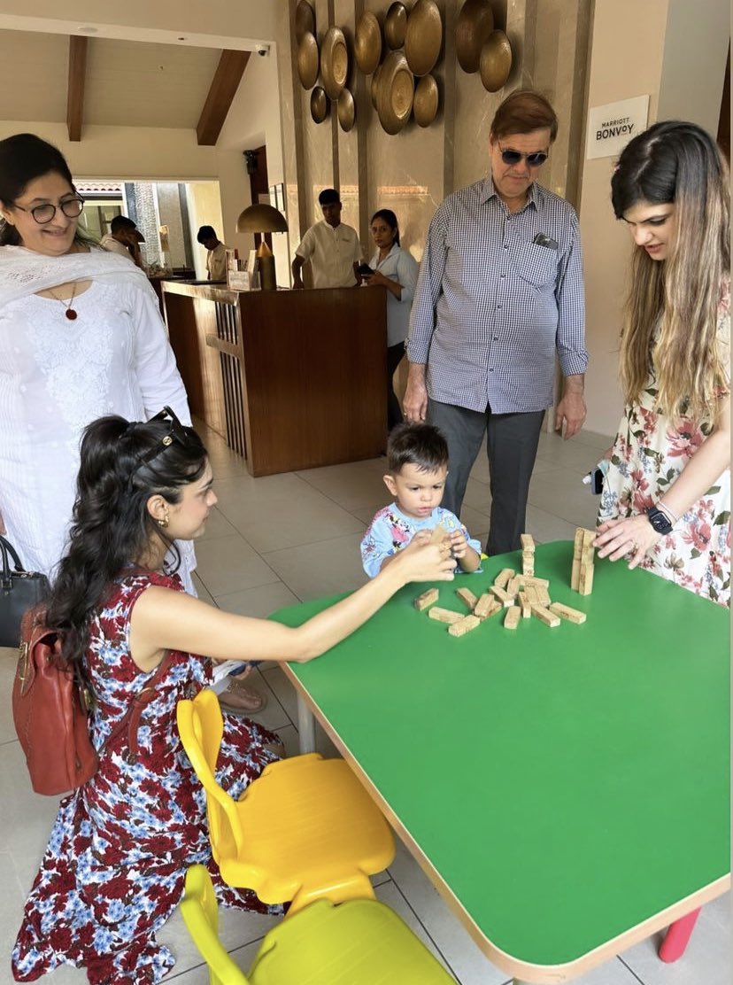 Eisha and zeba playing with mikhu🥺
Cutest thing i saw today❤️
#moisha 
#mohsinkhan
#khanfamily 
#EishaSingh