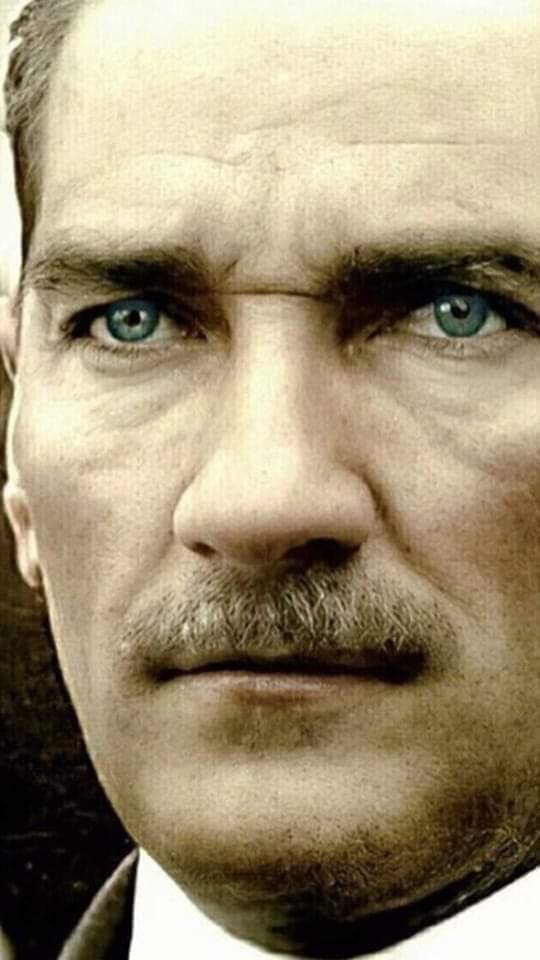 Neden 30 değil de 
29 Ekim ?

Atatürk Cumhuriyetin ilanı için, neden 29 Ekim’i seçti?
İlandan 2 yıl sonra Ekim 1925’te, Fahrettin Altay Paşa Atatürk’ün misafiridir.
Zihnini hep meşgul eden bir soru sorar ulu öndere.
“Paşam benim dikkatimi çekti…Cumhuriyetimizin ilanının 29 Ekim