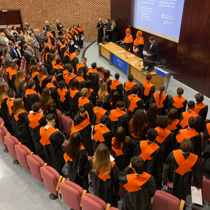 ubfacecoiempres's tweet photo. 📸A les #GraduacionsFEE hem viscut moments molt emotius i divertits, amb els diferents espais plens de familiars i amics. Aquí teniu una petita mostra i podeu veure totes les fotos al Flikr.
Us hi trobareu? https://t.co/G2gUMn8pyN #Economia #Empresa #Estadística #Sociologia https://t.co/NNTYSdJ2lH