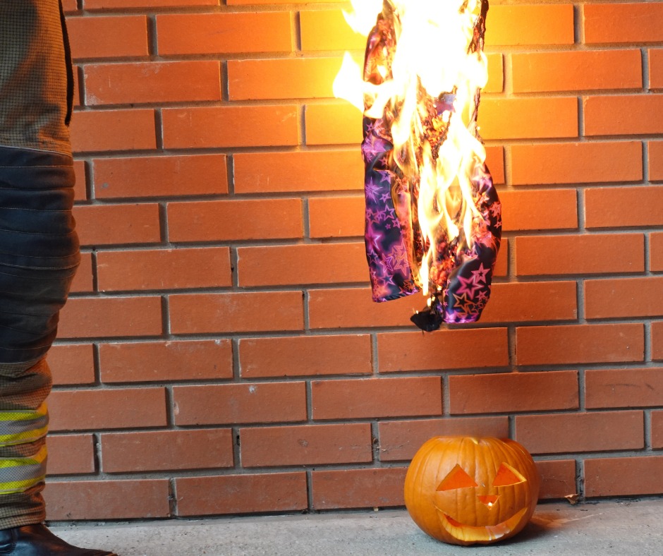 LeicsFireRescue's tweet photo. If you're off to a party or trick or treating tonight, remember:

🎃Never stand too close to pumpkins

👻Make sure fancy dress costumes and masks are labeled as flame-resistant

🔥Remember, if your clothes do catch on fire...

STOP DROP AND ROLL.

#CelebrateSafely https://t.co/mE7Mgy5ktB