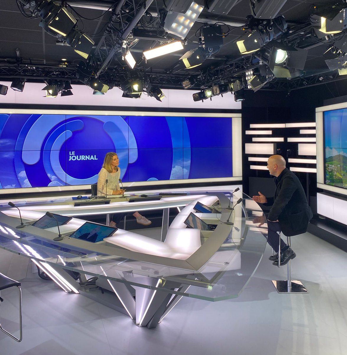 GuillemetteBC's tweet photo. Emmanuel Hamon, réalisateur de la série doc « Antigang » disponible sur @myCANAL, est l’invité de @carolinedelage sur @C8TV #WAM 
#CanalPlusDocs https://t.co/jTCJkinuUl