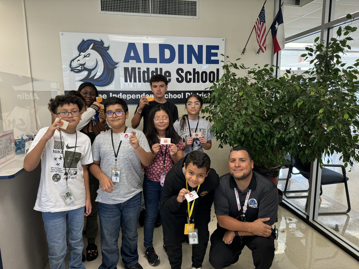 jesswiltz's tweet photo. These @AldineMS_AISD students worked hard the first 9 weeks! Congratulations on making the All A Honor Roll! Enjoy your gift cards! @SPeralta_AMS @CounselAMS @AldineISD #MyAldine https://t.co/SYjHKWotTS