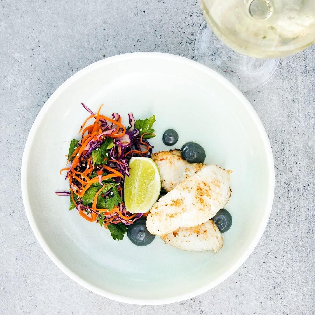 taystasomm's tweet photo. Vill du lära dig mer om hur man kan kombinera vin med kyckling? Här är några bra tips! Vi rekommenderar det godaste röda vinet till kyckling, samt det bästa vita vinet.

Vi har i den här artikeln tagit fram fem olika viner till fem olika kycklingrätter. https://t.co/fwXbube9JA