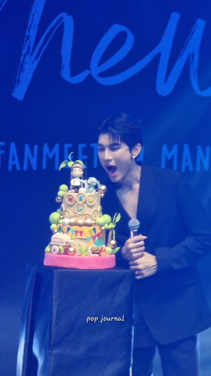 abcpopjournal's tweet photo. @makeitliveasia @MSuppasit Mew takes a photo with the cake prepared by Mewlions. ✨

@makeitliveasia
#MewInManila2023 #MewInManila #MewSuppasit #mewlions @MSuppasit https://t.co/fZEVxU4pFe