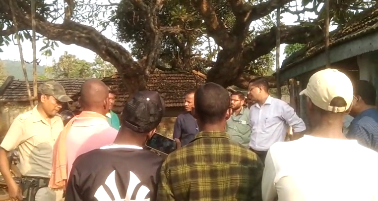 ArgusNews_in's tweet photo. #ArgusImpact: Keonjhar Collector along with Bansapal BDO, District Civil Supply Officer and a 12-member medical team today reached Jantari village where 11 Juanga tribals have died recently. Ailing Juanga tribe people also shifted to hospital  #Odisha https://t.co/fBuKubR0A5