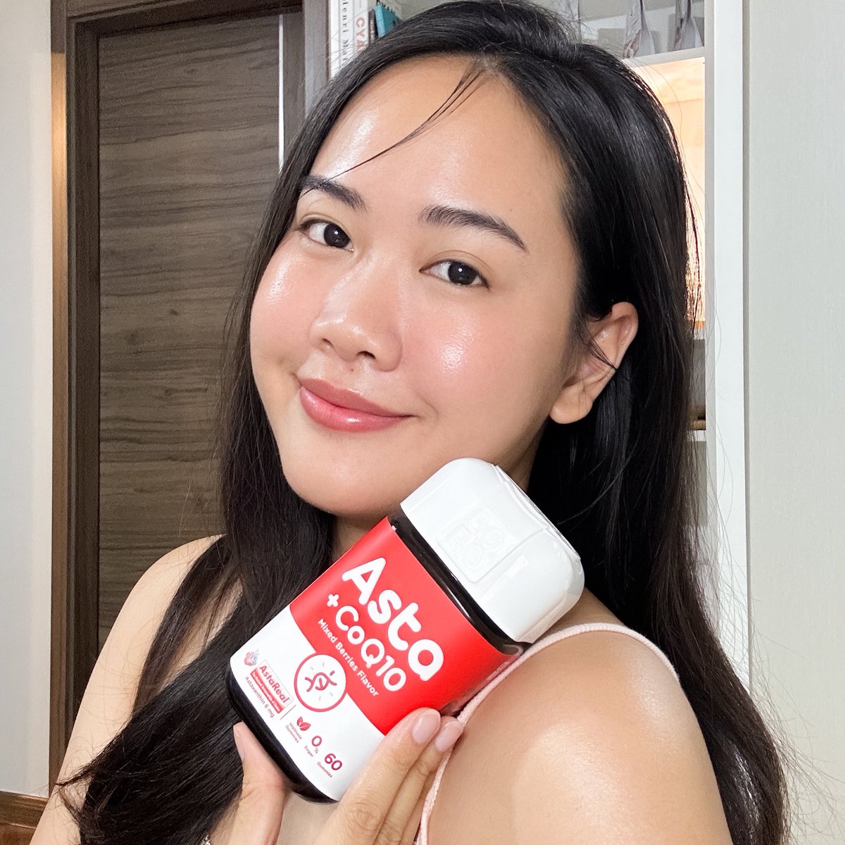 SujarSujarii's tweet photo. เติมความสวยแบบจอยๆ ฟินๆ 😋❤️Astaxanthin + CoQ10 แบบกัมมีหนุบหนับของ CORO เค้าน่ารักตรงที่น้ำตาล 0% รสเบอรี่อร่อยมากก ซึ่งเอาจริงเราอยากกินมากกว่าวันละ2 แต่เค้าให้กินวันละสองเม็ดไง เป็น AstaReal ด้วย เคาะให้เลยผิวฉ่ำมั่นใจได้ https://t.co/W4xm9jkrC4