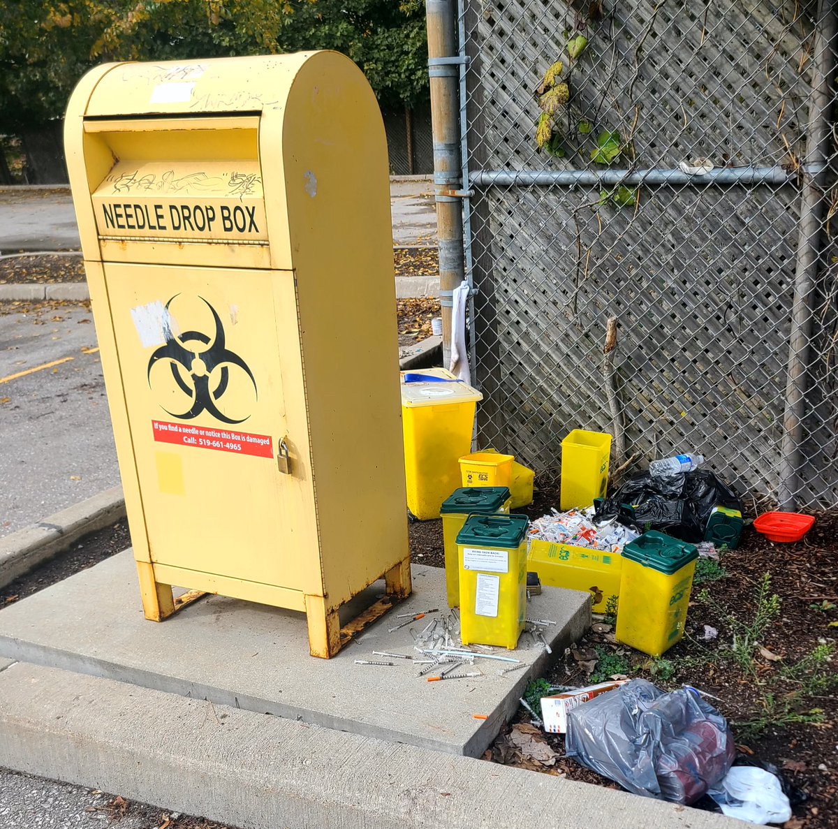 StevensonLDN's tweet photo. Zoom in on this picture.
This is a municipal parking lot in Old East Village. Where have all these needles and sharps containers come from? #LldnOnt #addictioncrisis #Ward4 https://t.co/ADZasi84Lx