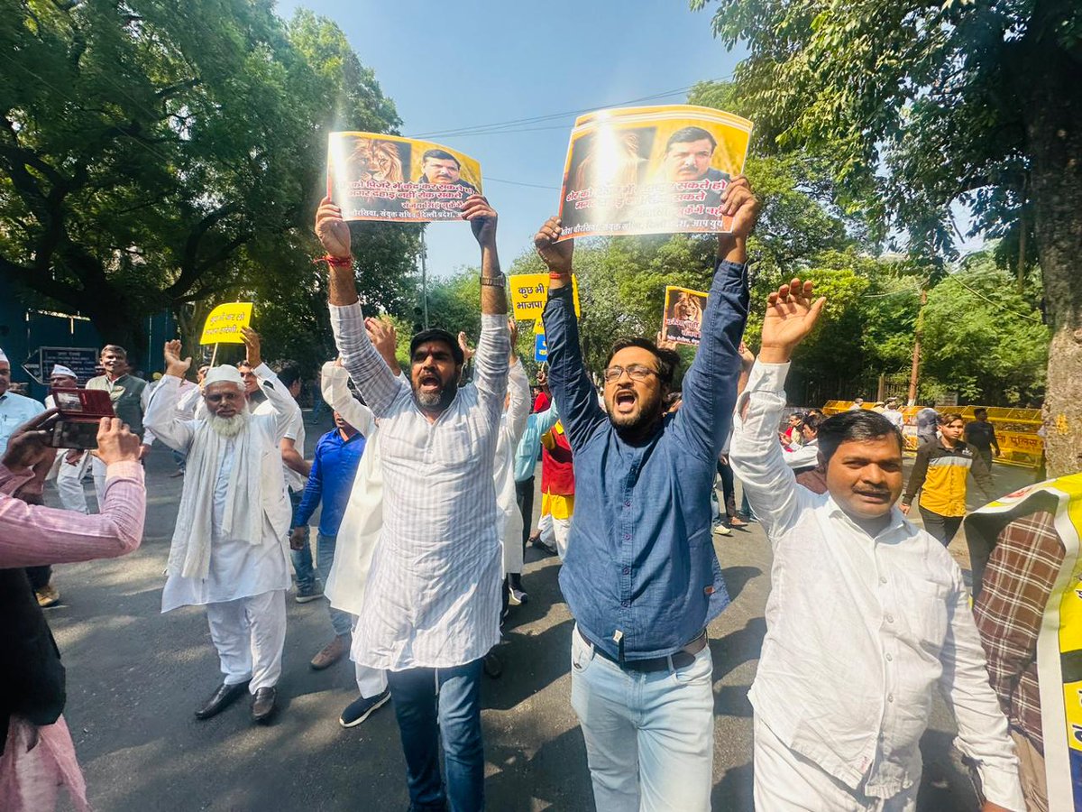ShrichandVohra_'s tweet photo. मोदी की तानाशाही एवं सांसद @SanjayAzadSln जी की गिरफ्तारी के ख़िलाफ़ AAP कार्यकर्ताओं का प्रचंड प्रदर्शन🔥 https://t.co/kZ7akmXehs
