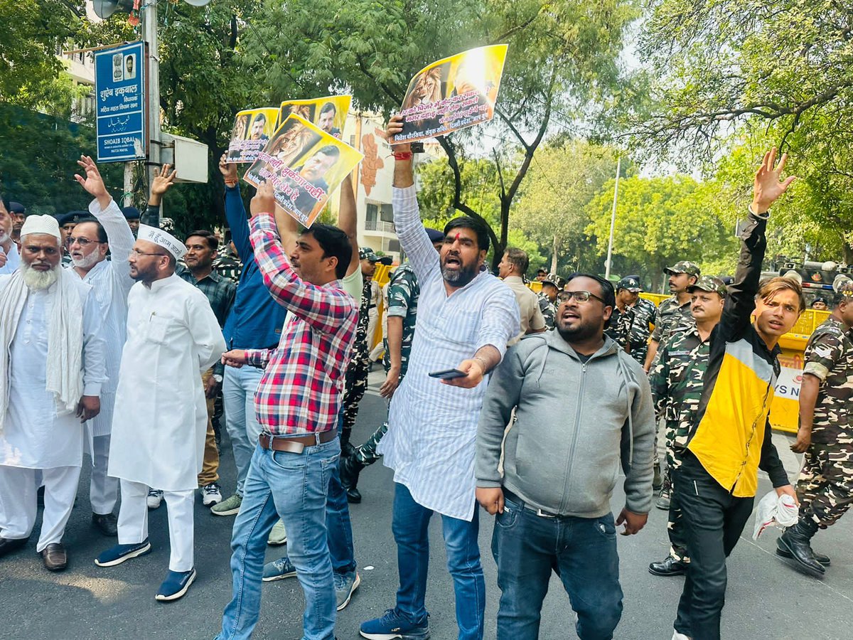 ShrichandVohra_'s tweet photo. मोदी की तानाशाही एवं सांसद @SanjayAzadSln जी की गिरफ्तारी के ख़िलाफ़ AAP कार्यकर्ताओं का प्रचंड प्रदर्शन🔥 https://t.co/kZ7akmXehs