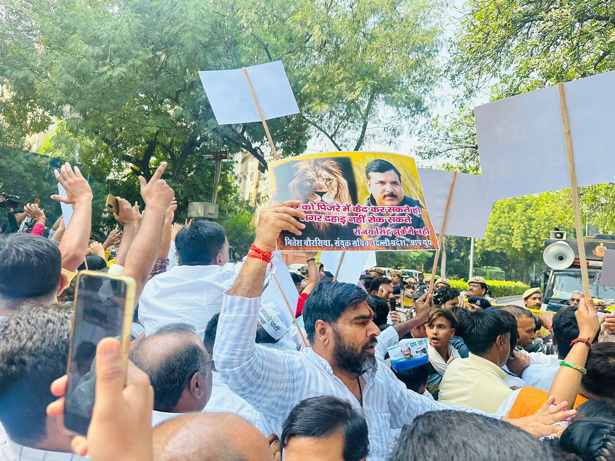 ShrichandVohra_'s tweet photo. मोदी की तानाशाही एवं सांसद @SanjayAzadSln जी की गिरफ्तारी के ख़िलाफ़ AAP कार्यकर्ताओं का प्रचंड प्रदर्शन🔥 https://t.co/kZ7akmXehs