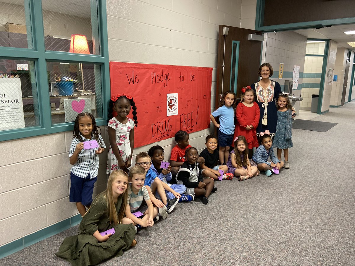 StaceyClancyMBE's tweet photo. We pledged to be Drug Free!! @HumbleISD_MBE #mbeisfamily #nextkidup https://t.co/GOfaUnMMfw