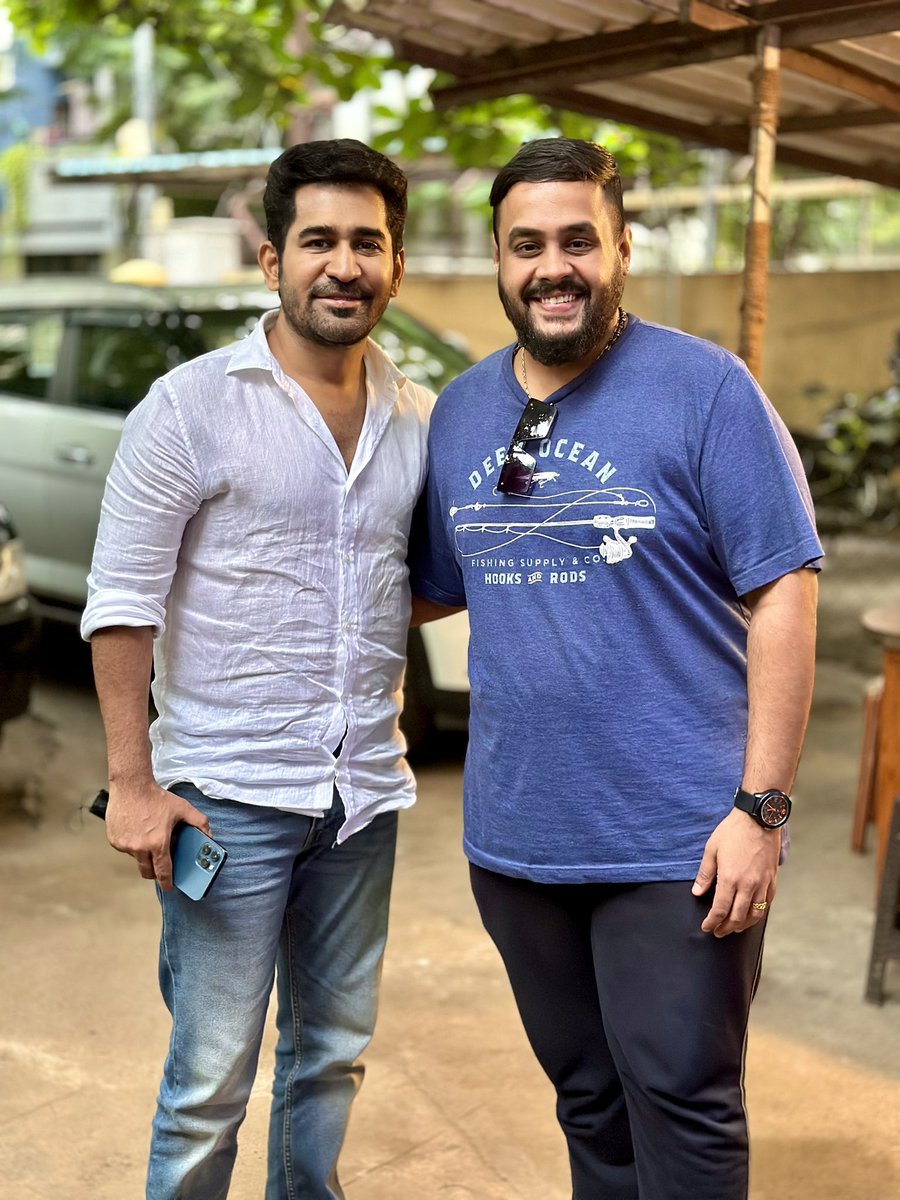 SingerNarayanan's tweet photo. Hello Malaysia Makkaley ❤️🙏🏽
Are you all ready?😍
All set to make  u all experience the #OGvibe with the man himself @vijayantony 🔥💥
Super Excited and Looking forward to see u all at Axiata Arena , Kualalumpur on the evening of Oct 29 ❤️
Don’t miss it 🤘🏽
@noiseandgrains https://t.co/mkjOF6bXIi