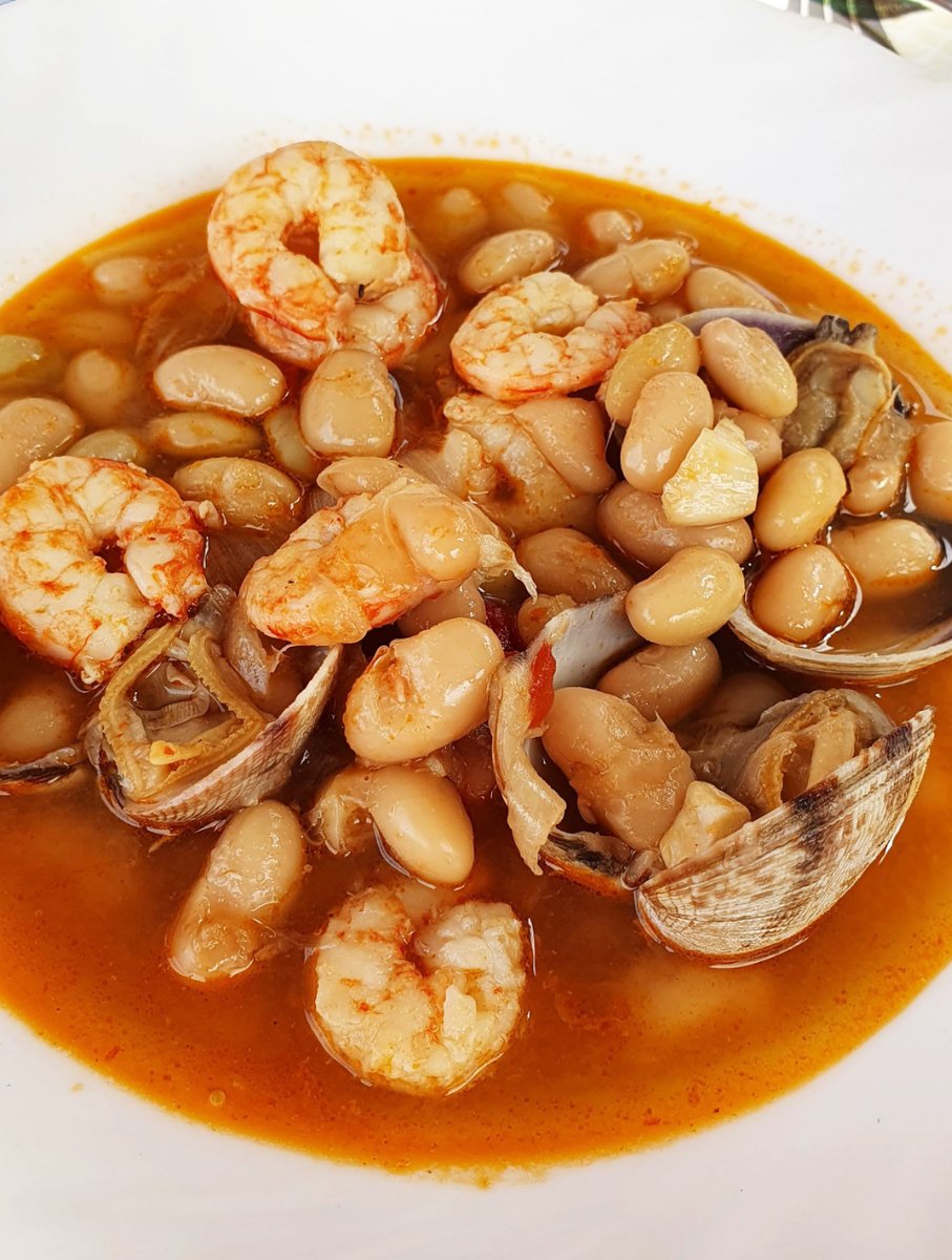CodigoCocina's tweet photo. Ufff... Esto es un plato de altura.
#Pochas con almejas y langostinos. Muchos langostinos, jeje.
Que no se pierdan estos platos tradicionales, por favor. Que el sushi y el hummus está muy rico, pero esto también. 😋 https://t.co/wsnusR8UuJ