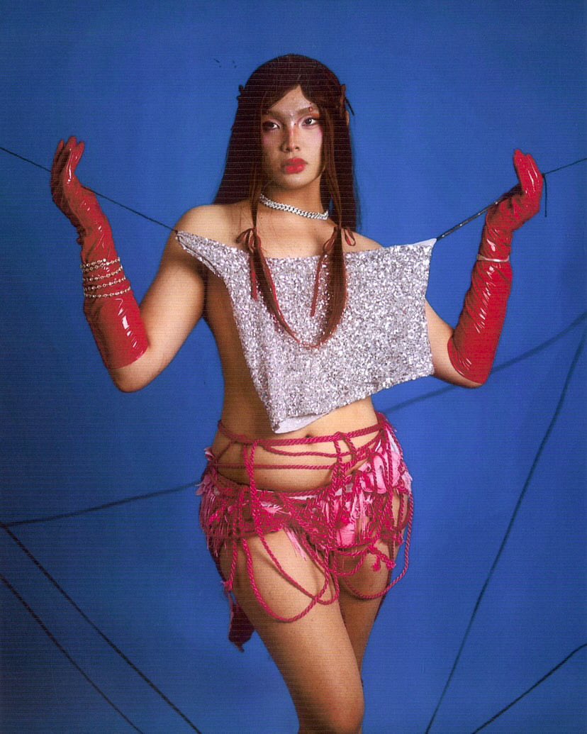 Heto ako sa tuktok ng poste nag tatampo..😔