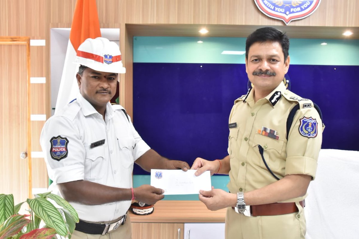 MalkajgiriCop's tweet photo. #CP_Rachakonda Sri.#DS_Chauhan_IPS felicitated and presented #Cash_Rewards to #Traffic_Personnel who caught the #Bike_theft_Offender in vehicle #checking.
#RachakondaPolice https://t.co/X7XxOZZSuE