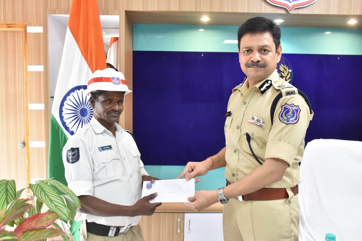 MalkajgiriCop's tweet photo. #CP_Rachakonda Sri.#DS_Chauhan_IPS felicitated and presented #Cash_Rewards to #Traffic_Personnel who caught the #Bike_theft_Offender in vehicle #checking.
#RachakondaPolice https://t.co/X7XxOZZSuE