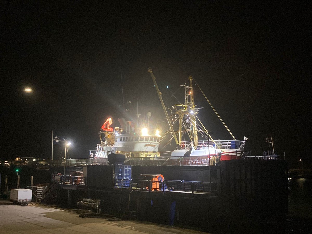 LuytGroep's tweet photo. Spoedklus bij #LUYT
HD-36 had pechmomentje door staaldraad in de #schroef. Onze #Dokploeg kon snel te hulp schieten deze vroege vrijdag in #DenOever voor herstelwerk.
Met onze expertise kon de HD-36 (Erik &amp; Rick Zijlstra #DenHelder) binnen 4 uur alweer uit het dok en naar zee. https://t.co/LsUQoiiCbf