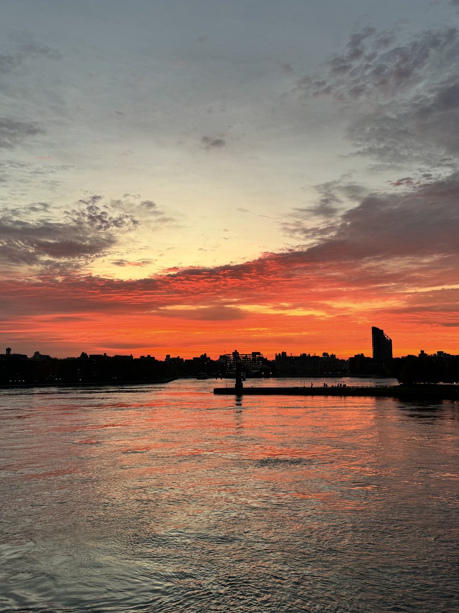 NYCRobyn's tweet photo. Another beautiful #sunrise #NYC @TheMariaLaRosa you were correct. #uppereastside #whyiwalj #mynewyork #getoutside https://t.co/2r1mKex6KA