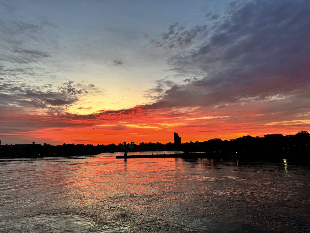 NYCRobyn's tweet photo. Another beautiful #sunrise #NYC @TheMariaLaRosa you were correct. #uppereastside #whyiwalj #mynewyork #getoutside https://t.co/2r1mKex6KA