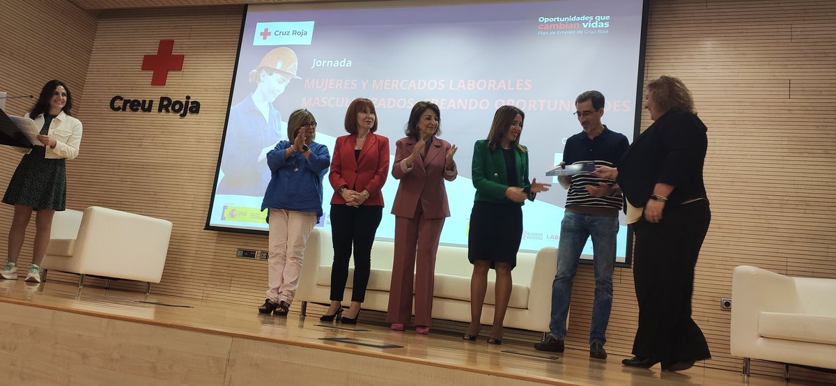 mesadeigualdad's tweet photo. .#MarinaSalud, premiada el año pasado entrega el reconocimiento a la Asociación de Familiares y Personas con Grave Enfermedad Mental de la provincia de Alicante @DelHuertoAsfeme por su trabajo en igualdad 🟰, muchas felicidades 🎉! #mesadeigualdad23 https://t.co/mzgiDMpSLo