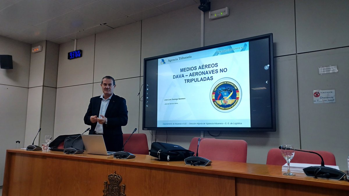 Contamos las ponencias de D. Javier Castillejo desde la Dirección General de Marina Mercante, D. Manuel Barroso por parte de Salvamento Marítimo y D. Jose Luis Durango del Servicio de Vigilancia Aduanera.