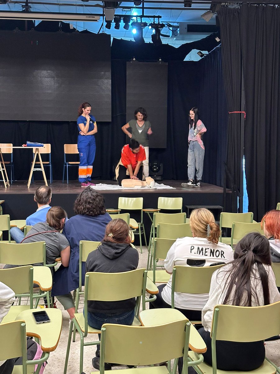 ags_nortedejaen's tweet photo. Nuestra enfermera referente escolar del Centro de Salud Arrayanes, Inmaculada Pérez ha estado en el IES Himilce de #Linares impartiendo un taller de RCP básica https://t.co/kYtarU24A4