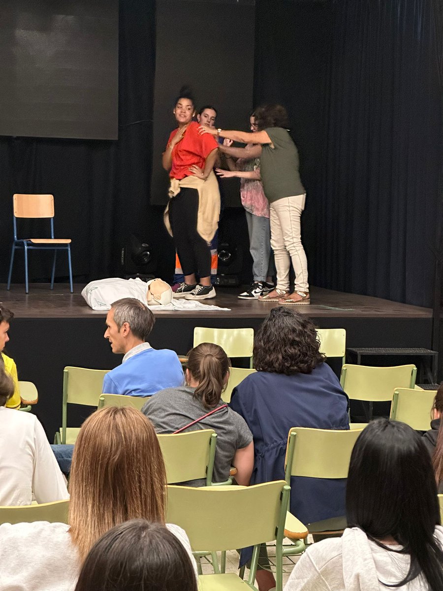 ags_nortedejaen's tweet photo. Nuestra enfermera referente escolar del Centro de Salud Arrayanes, Inmaculada Pérez ha estado en el IES Himilce de #Linares impartiendo un taller de RCP básica https://t.co/kYtarU24A4