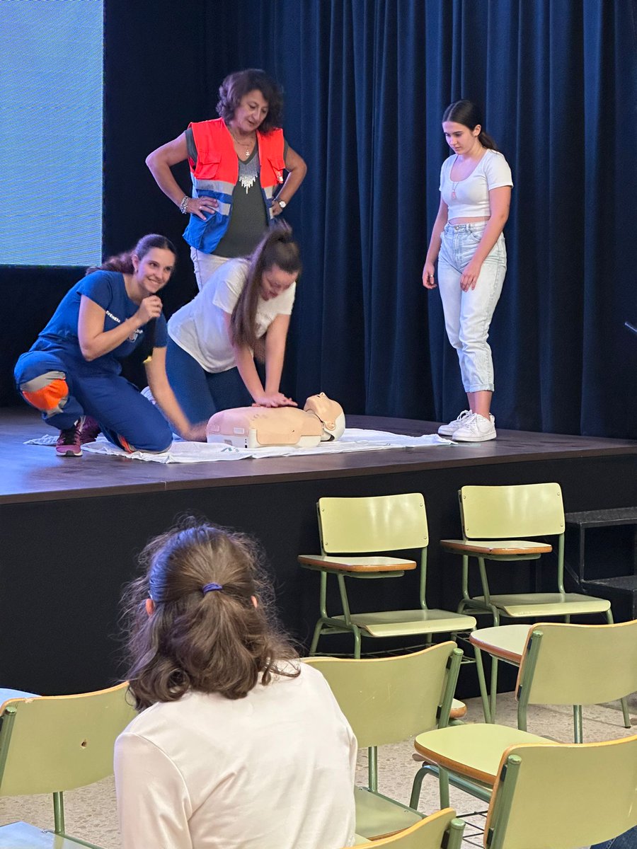 ags_nortedejaen's tweet photo. Nuestra enfermera referente escolar del Centro de Salud Arrayanes, Inmaculada Pérez ha estado en el IES Himilce de #Linares impartiendo un taller de RCP básica https://t.co/kYtarU24A4