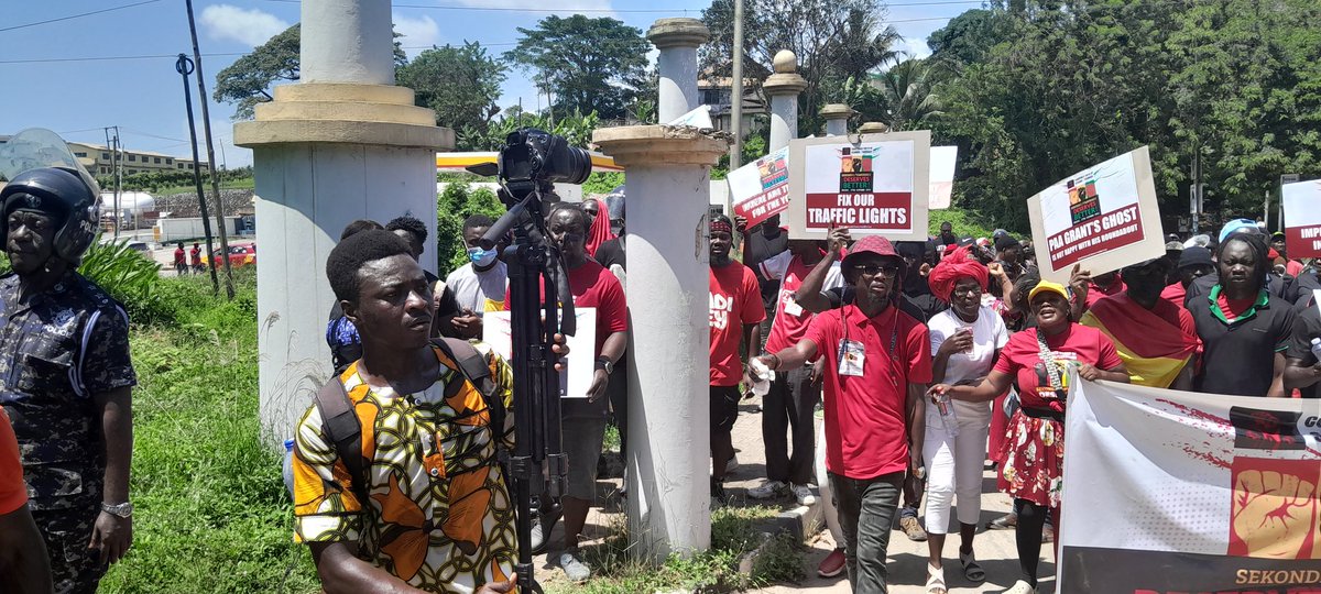 KofiAnsah_'s tweet photo. The #sekonditakoradideservesbetter protesters are now at the entrance of the WESTERN REGIONAL CO-ORDINATING COUNCIL waiting to present their petition. 

They've been told to wait at the entrance.

#westernregiondeservesbetter #KofiAnsah https://t.co/0EsKZmtr1z