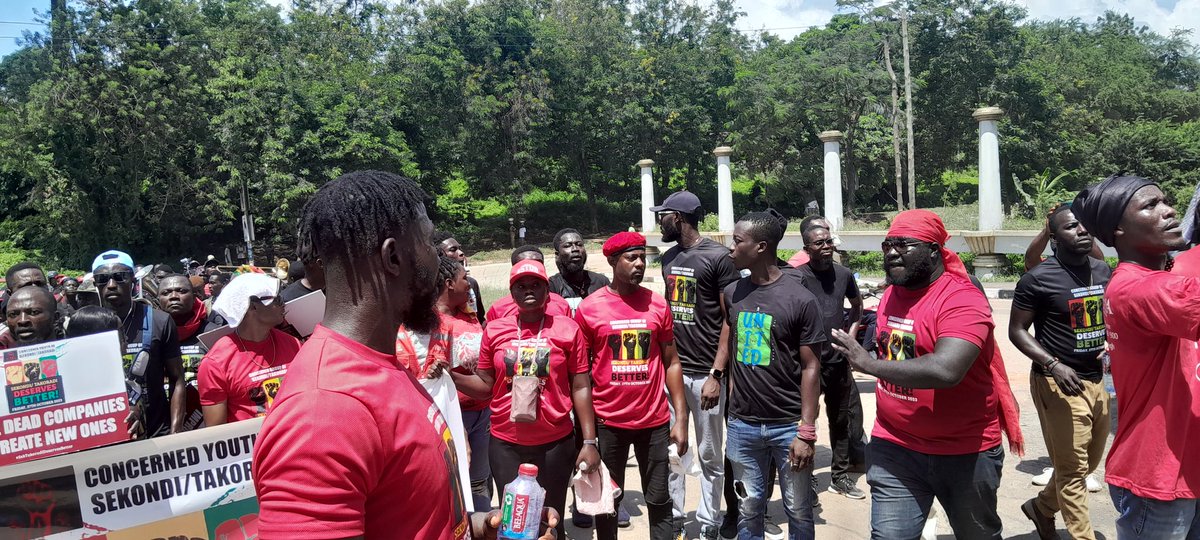 KofiAnsah_'s tweet photo. The #sekonditakoradideservesbetter protesters are now at the entrance of the WESTERN REGIONAL CO-ORDINATING COUNCIL waiting to present their petition. 

They've been told to wait at the entrance.

#westernregiondeservesbetter #KofiAnsah https://t.co/0EsKZmtr1z