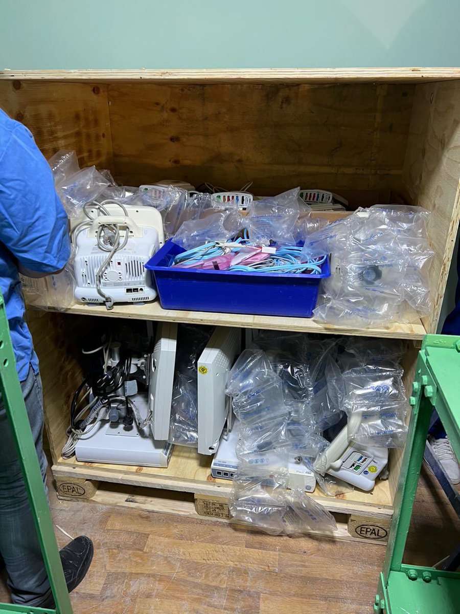 Medizinische Hilfe für die #Ukraine. Das #UKF hat insg. 90 Medizinprodukte in ein Krankenhaus in die zweitgrößte ukrainische Stadt Charkiw geschickt. Darunter z. B. 21 Überwachungsmonitore + Zubehör und 26 Endoskope. Nach zehn Tagen Transport ist die Lieferung jetzt angekommen.