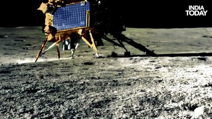 Chandrayaan-3 ‼️

ISRO Chandrayaan-3 blasted away 2.06 Ton of lunar regolith (Rock & Soil) as it landed on South Pole of #Moon in a process called ejecta Halo spreading across 108.4 Sqmt near landing site

This phenomenon was captured & analyzed by Scientists of NSRC, India…