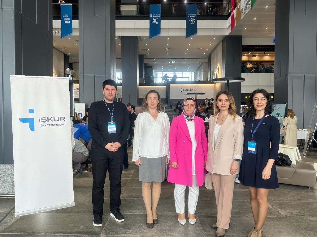 imdburosen's tweet photo. İstanbul Medipol Üniversitesi tarafından organize edilen “Sürdürülebilir Kalkınma Fuarı ve Zirvesi”ne Ümraniye Hizmet Merkezimizde görevli İş ve Meslek Danışmanları ile katılım sağlandı. Fuarda üniversite öğrencileriyle meslek ve kariyer danışmanlığı görüşmeleri gerçekleştirildi. https://t.co/RFtT46suc1