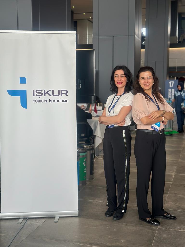 imdburosen's tweet photo. İstanbul Medipol Üniversitesi tarafından organize edilen “Sürdürülebilir Kalkınma Fuarı ve Zirvesi”ne Ümraniye Hizmet Merkezimizde görevli İş ve Meslek Danışmanları ile katılım sağlandı. Fuarda üniversite öğrencileriyle meslek ve kariyer danışmanlığı görüşmeleri gerçekleştirildi. https://t.co/RFtT46suc1