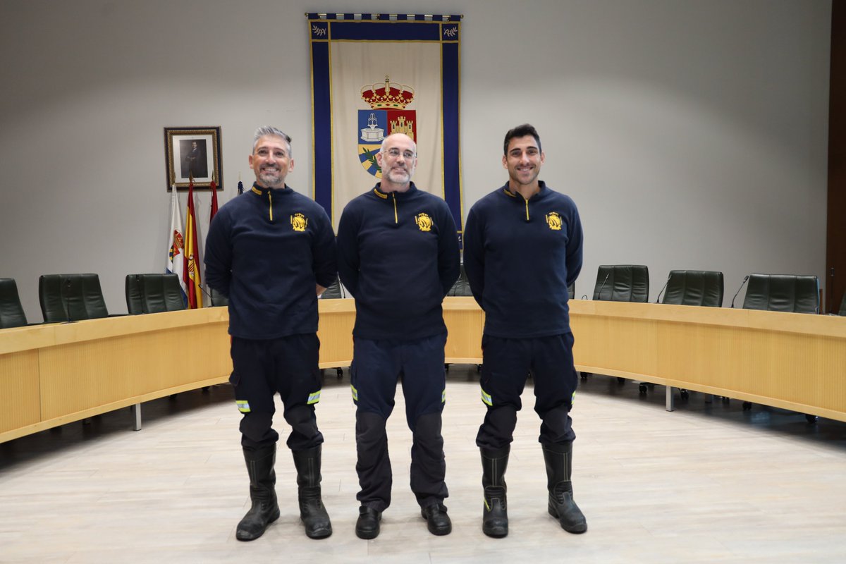 Esta mañana se ha celebrado la toma de posesión de policías locales y bomberos en sus nuevos cargos. Se trata de un oficial y tres subinspectores de policía, y cabos del cuerpo de bomberos.
Enhorabuena!!!