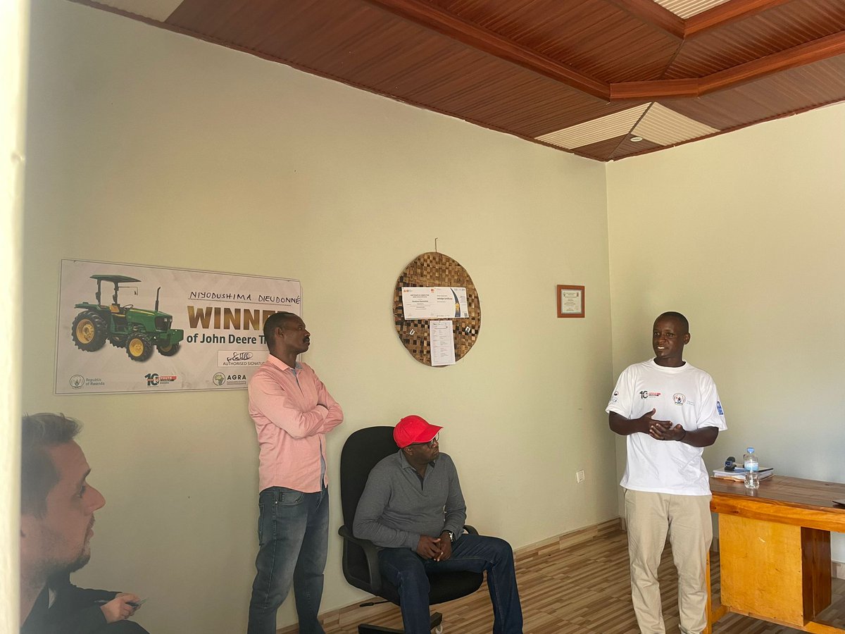 EUinRW's tweet photo. Excited to also visit Dieudonne one of the champions of the EU-funded #AgukaProgramme implemented in partnership with @MiniYouthRwanda & @UNDP_Rwanda. Dieudonne is winner of the @YouthConnekt award enabling him to expand his business and provide jobs for youth in his community! https://t.co/QqqVsklvZl