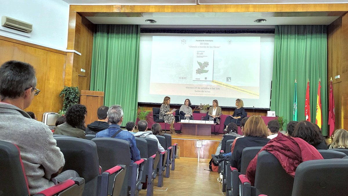 UdcVet's tweet photo. 📚📚📚 Ya en directo en @VeterinariaUCM, en la presentación del libro "Qué sabemos de...El Café" #CienciaAtravésdelosLibros
#Quesabemosde #divulgación #Ciencia
☕️☕️☕️ https://t.co/oNzG5j7QRV