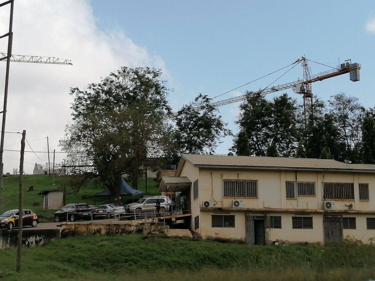 calebeshun's tweet photo. The is the Regional hospital  Effia Nkwanta. It's currently in a good state and the roads are are perfect.The emergency unit too is in good condition..
The above statement is false..Effia nkwanta is bleeding

#sektakoradideservesbetter 
#sekonditakoradideservesbetter 
#friday27thoctober2023