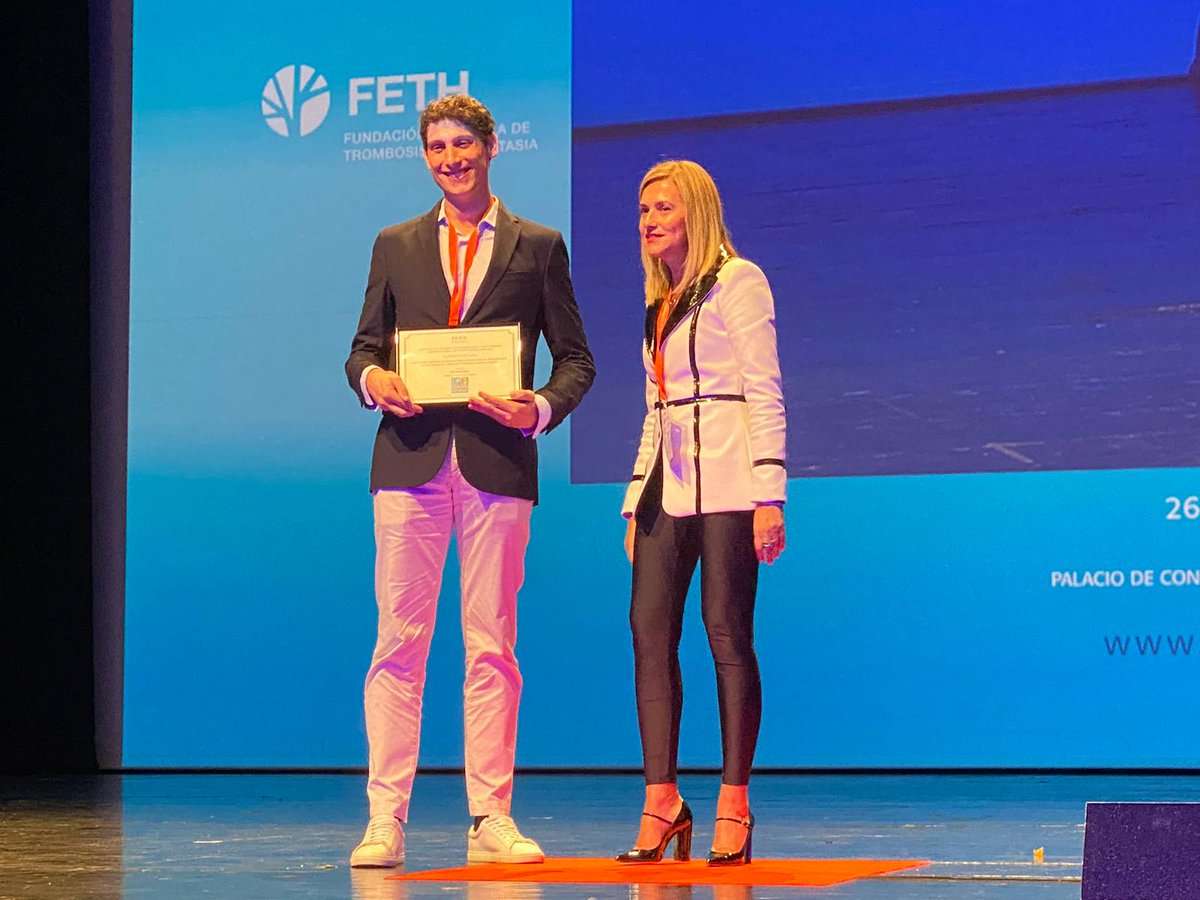 Hemato_Vhebron's tweet image. ¡Hoy el día ha empezado bien en #Hemato2023! 
El Dr. Marc Bosch ha sido premiado con la Beca de Investigación FEHH 2023 por su proyecto🔬
¡Enhorabuena @boschips!
@sehh_es @vallhebron @Hemato_Vhebron