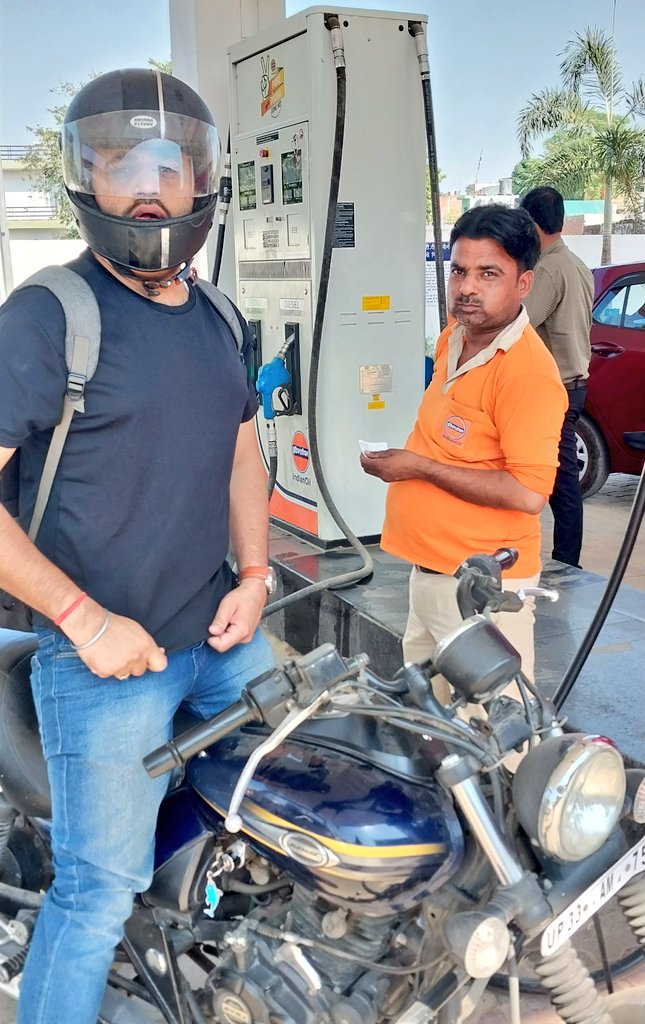 askrajeshsahu's tweet photo. आज मैं और @devanshu_mani इकाना स्टेडियम गए थे। रास्ते में देवांशु ने पेट्रोल भरवाया। पेमेंट के लिए अपना कार्ड दिया। कर्मचारी ने 286 के स्थान पर उसमें 386 कर दिया। देवांशु ने पिन डाला तभी उनकी नजर पड़ी कि पैसा तो 100 रुपए ज्यादा है। उन्होंने कर्मचारी से कहा तो उसने बोला कि गलती हो गई सर, और 100 रुपए दे दिया। 

असल में यह गलती नहीं है। यह भी एक ठगी है। आदमी जल्दबाजी में पिन डालकर चल देता है इसलिए ये लोग उसका फायदा उठा लेते हैं। 

कुछ लोग यह कह सकते हैं कि इनकी सैलरी ही कितनी होती है, उनको सिर्फ इतना कहना है कि भाई, सैलरी कितनी भी कम हो, हम ठगी को जस्टिफाई नहीं कर सकते।