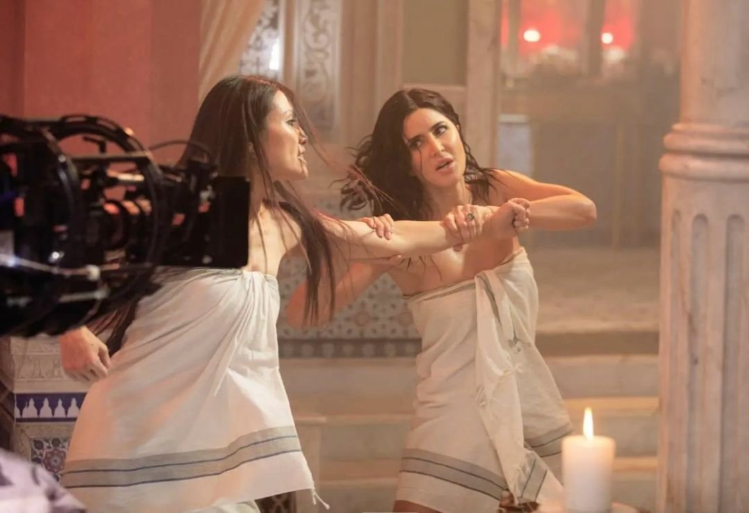 amitkarn99's tweet photo. stunning #KatrinaKaif in this exciting behind-the-scenes shot from the towel fight sequence in #Tiger3! 🐯🔥 #BTS #ActionSequences" https://t.co/crsfBl1ntT