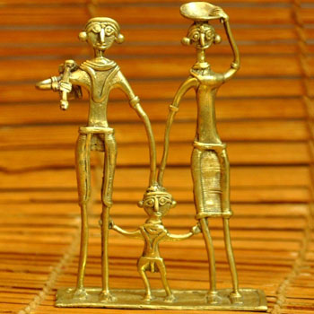 UniquelyTS's tweet photo. Then the clay mold is baked, the wax flows out, and the molten metal is poured into the mold, giving the crafts their unique shape. The items ranges from idols of tribal gods, bells, folk motifs, anklets, animal figures like elephants, peacocks, horses to lamps, spoons &amp;  bowls. https://t.co/xdD1TU7Pq4