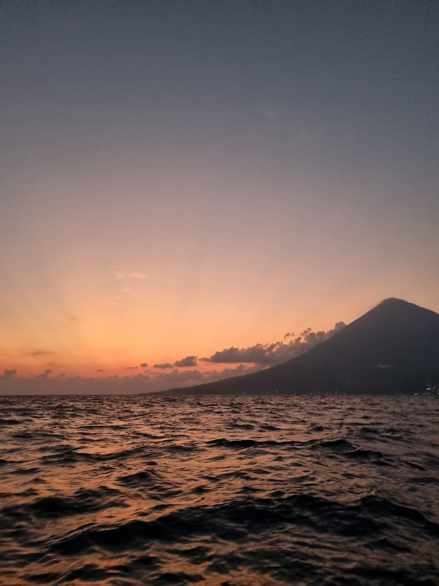 snrjannah's tweet photo. Selalu jatuh cinta dengan perpaduan warna ini 🧡 https://t.co/lBJKUDb12Q