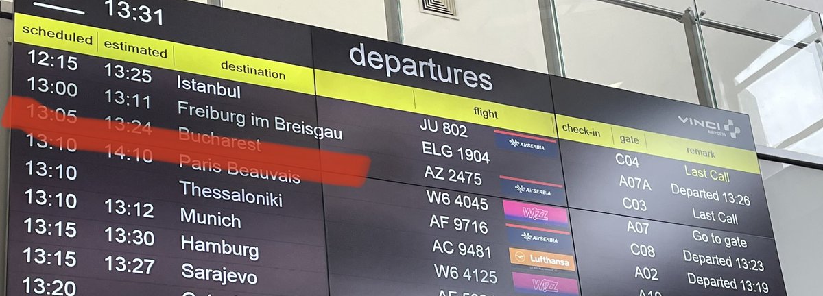 deinernst_'s tweet photo. Wieso kann unsere „Vereins Delegation“, eigentlich nicht wie jeder normale Mensch, mit einem Linienflug fliegen ? @scfreiburg #TSCSCF https://t.co/PhK5L57QEk
