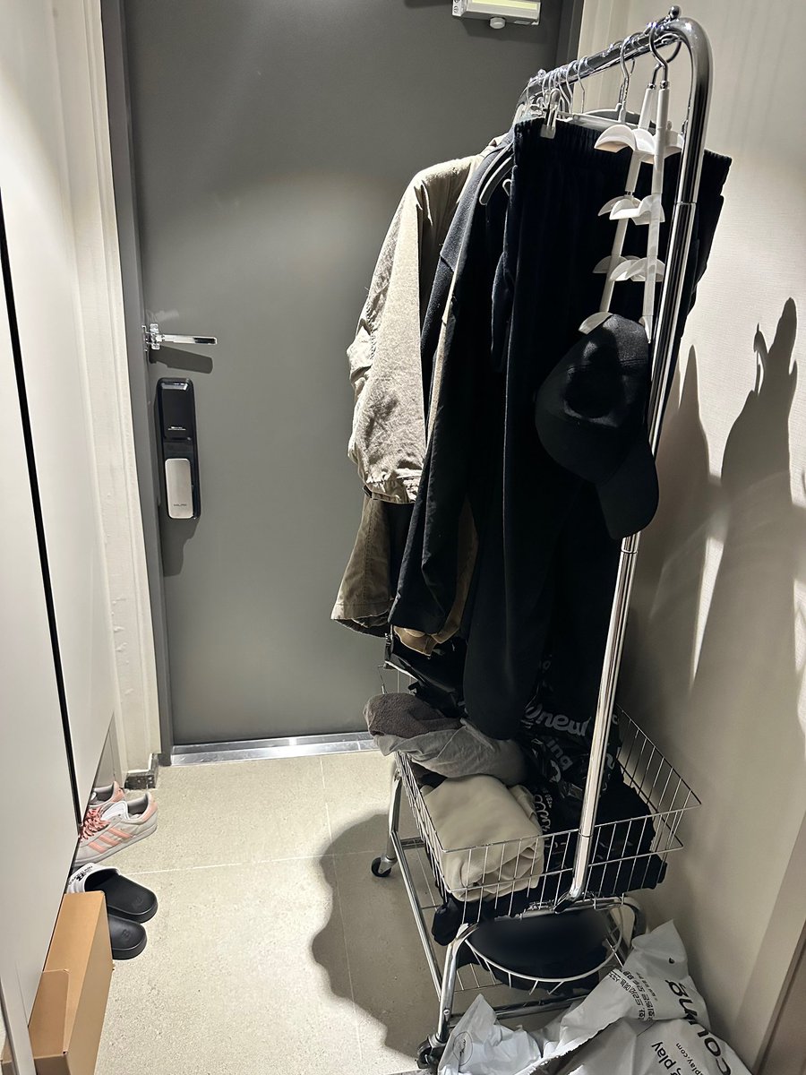 jeeummj's tweet photo. 방 안에 옷가지 쌓이는 거 개극혐이라 행거&amp;빨래통을 현관으로 뺐는데 거짓말처럼 집이 깨끗해짐 도어락 잠기는 소리와 동시에 옷 정리부터 하고 방 안으로 입장하는 습관이 생김,,, 역시 자기자신을 바꿀 생각 말고 환경과 동선을 바꿔줘야됨 https://t.co/SmZvPj31tG