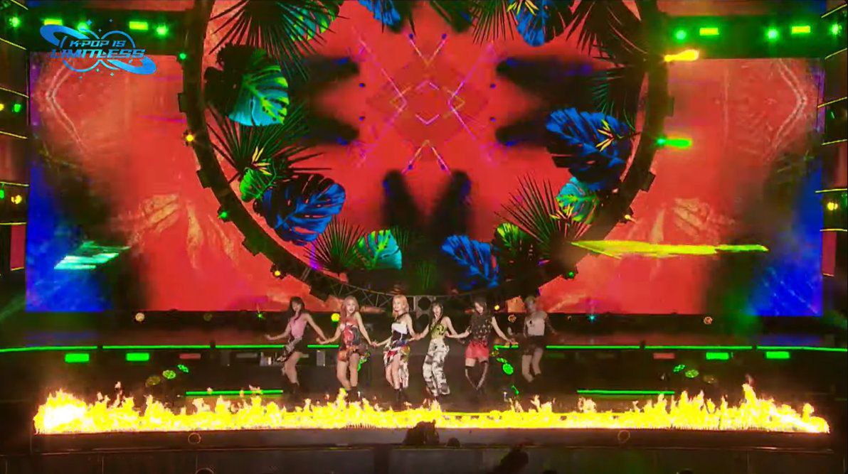 starfess's tweet photo. secret number: "i want it hot hot hot" star
panitia festival: baiqlah gw kasih api tuh stage😌 https://t.co/1R7vEDb2SM