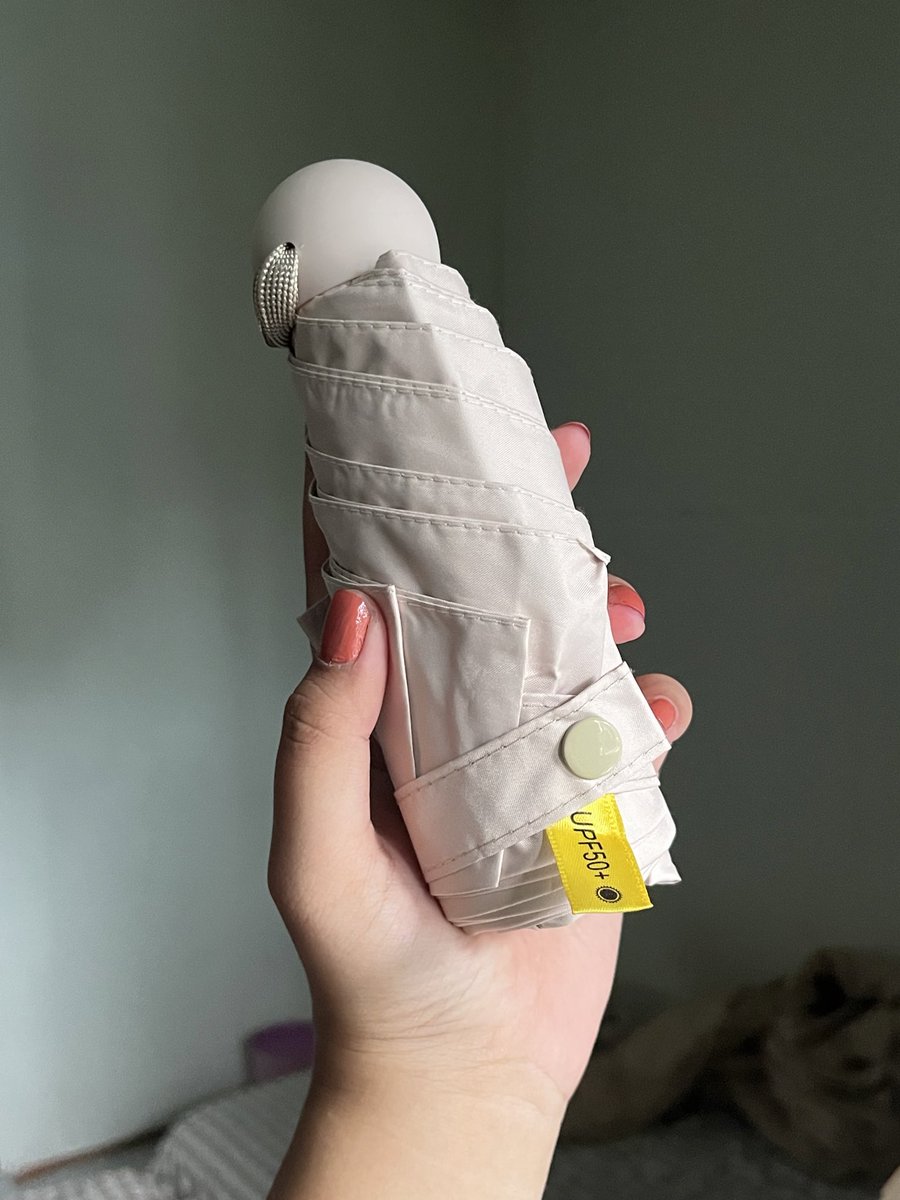 sekarang gak lagi sedia payung sebelum
hujan, tapi sedia payung karena PANAS 🤡 klaimnya bisa blockir 99,9% sinar UV yah. 

aku beli payung lipat mini ini biar praktis aja, karena udah dapet tempat kapsul, jadi lebih rapi pas masuk ke dalam tas.. harganya 50Ribu: