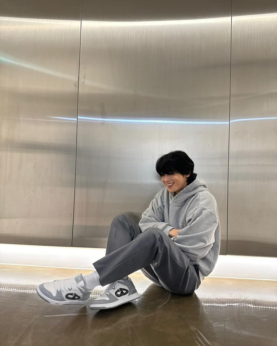 warloxrd's tweet photo. #.Dior #.DiorB57 https://t.co/ZJAF535t19