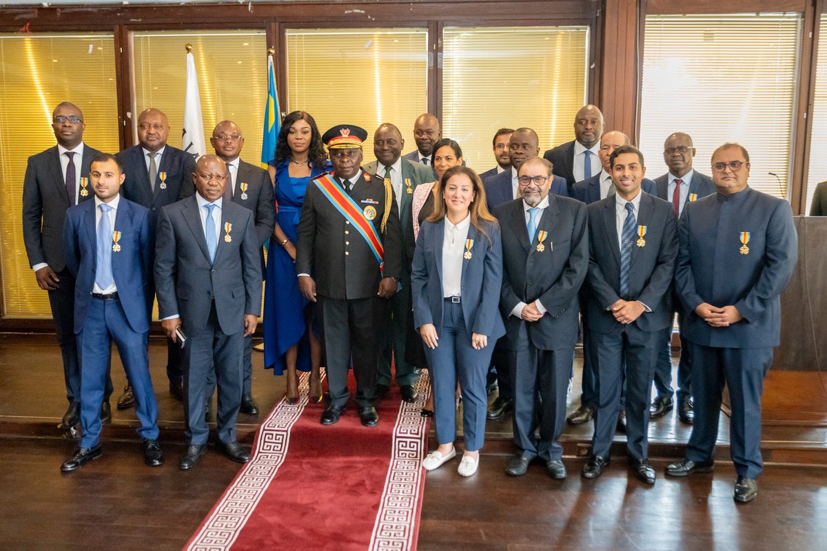 Rawbank_sa's tweet image. #AFFAIRES
🏅 Les médailles de mérite civique (OR, ARGENT et BRONZE) ont été remises aux membres de la famille RAWJI et à certains cadres de direction de #RAWBANK.
Dans son mot de remerciement, Jok Oga, Directeur Corporate Affairs, a vivement remercié le Chancelier des ordres