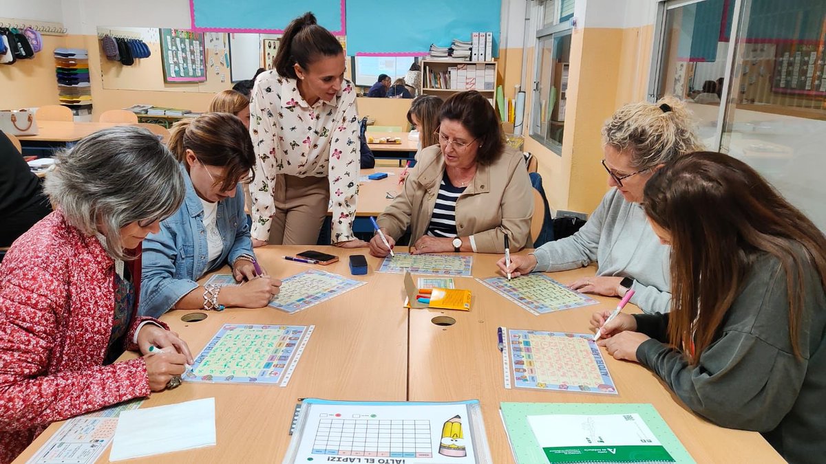 CEPJAEN1's tweet photo. El claustro del CEIP PONCE DE LEÓN DE Torrededonjimeno, hace su recorrido formativo en SENSIBILIZACIÓN A LAS COMUNIDADES DE APRENDIZAJE. 
Hemos trabajamos actuaciones educativas de éxito y las fases de transformación del centro a CdA. Gracias a por vuestra implicación. https://t.co/dqzww7xnBr